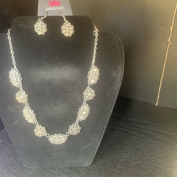 Paparazzi jewelry $12, Avon products - Picture 4 of 16